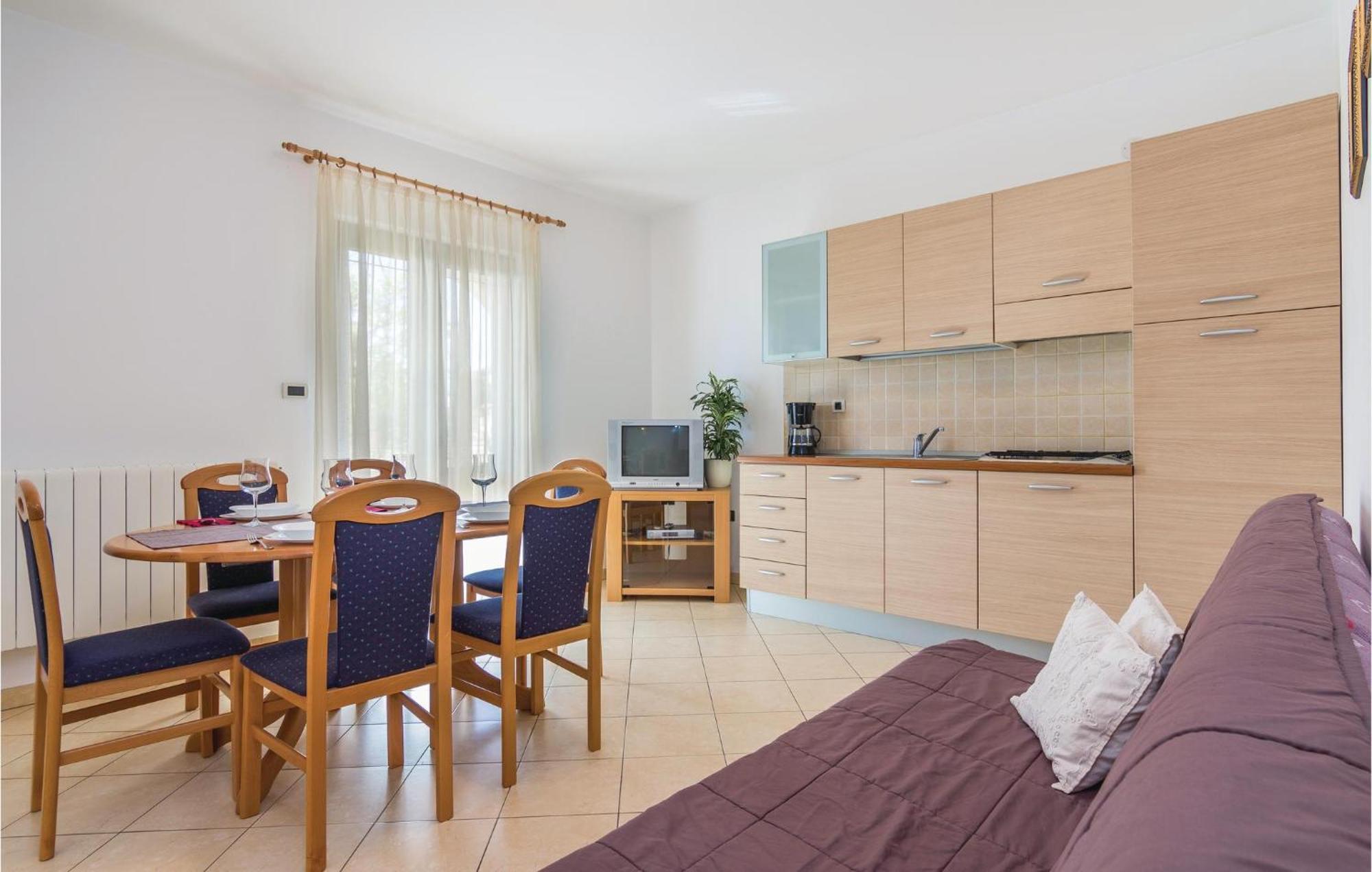 Beautiful Apartment In Porec With Kitchen Exterior foto
