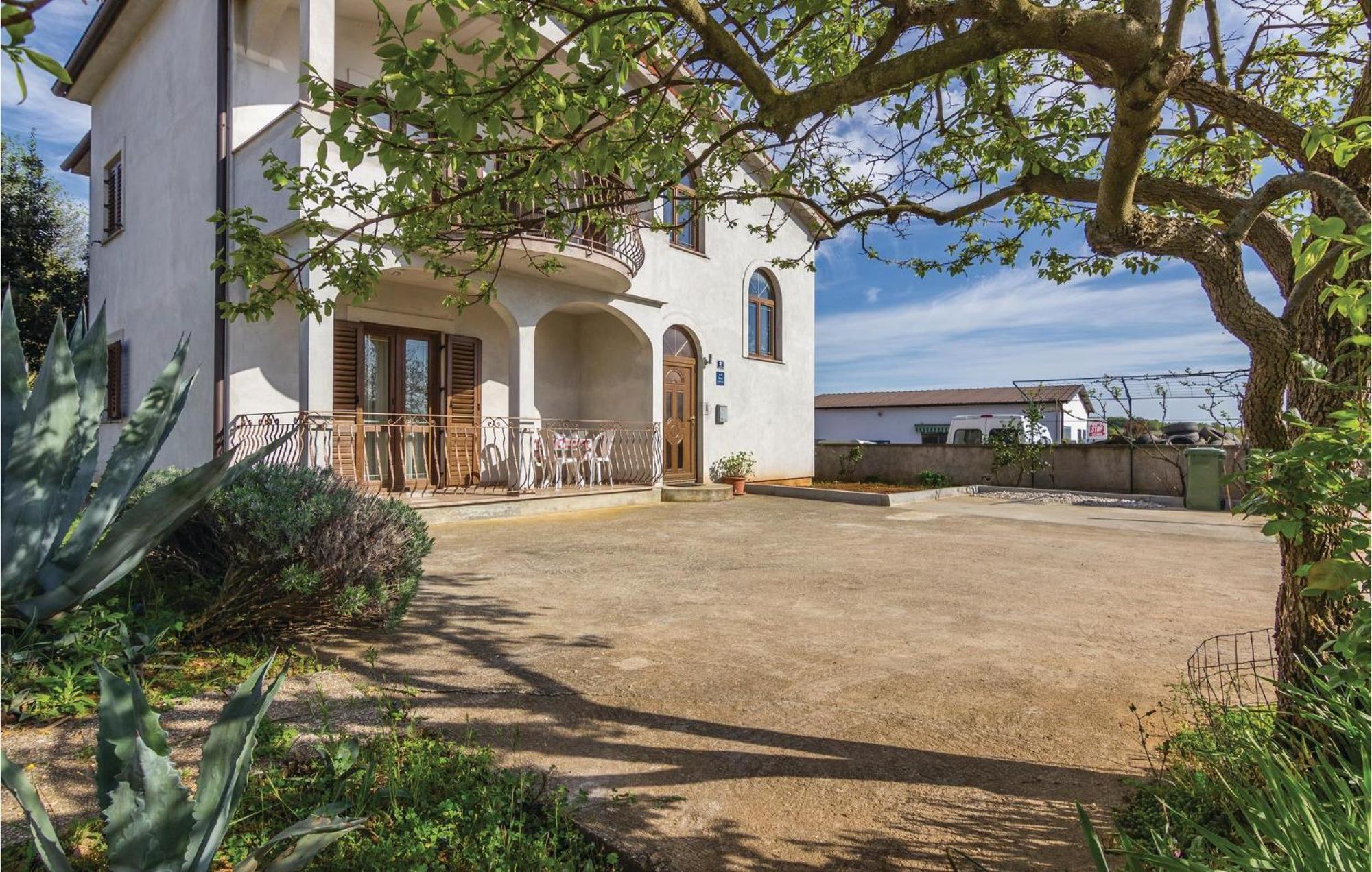 Beautiful Apartment In Porec With Kitchen Exterior foto