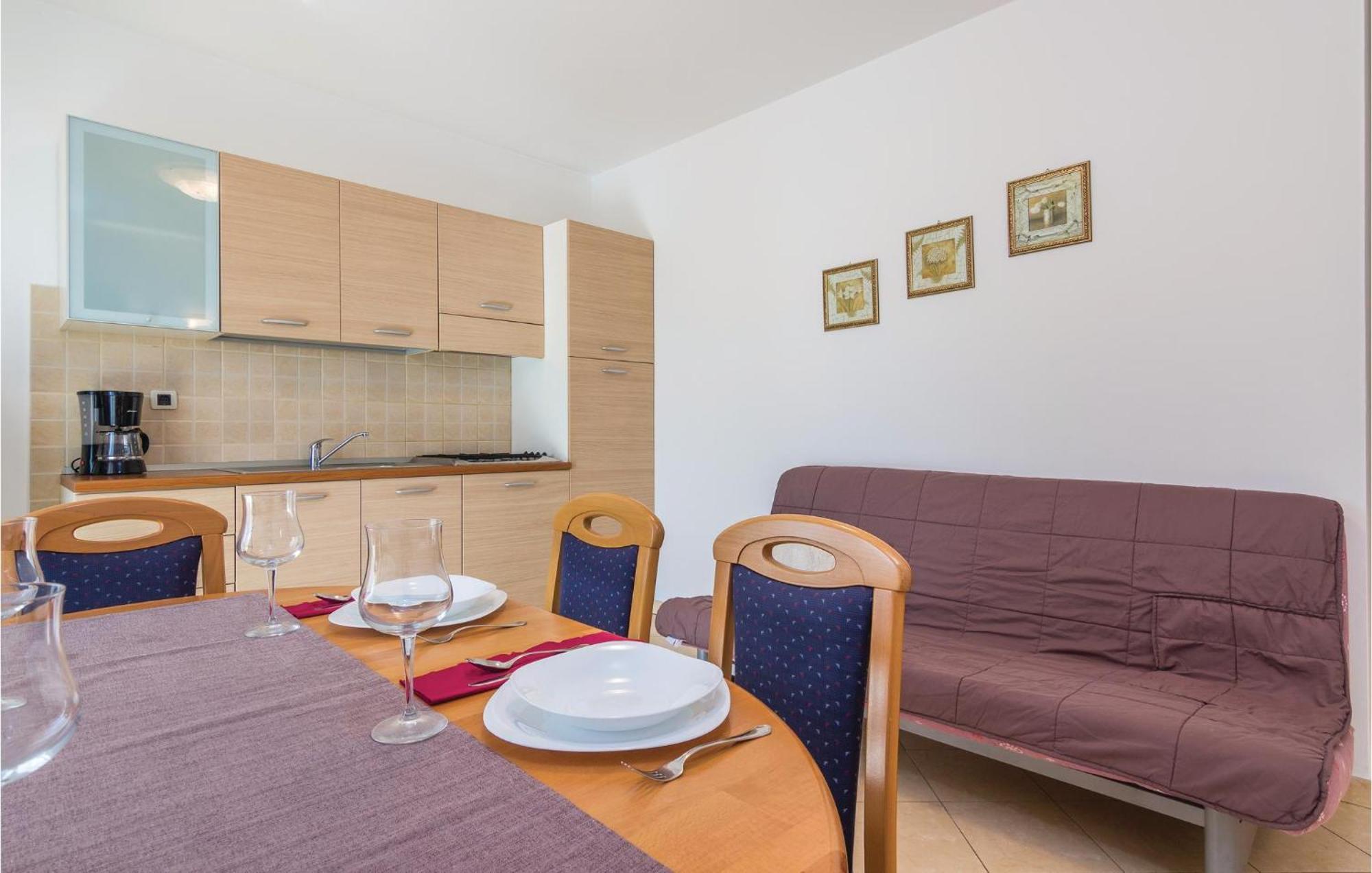 Beautiful Apartment In Porec With Kitchen Exterior foto